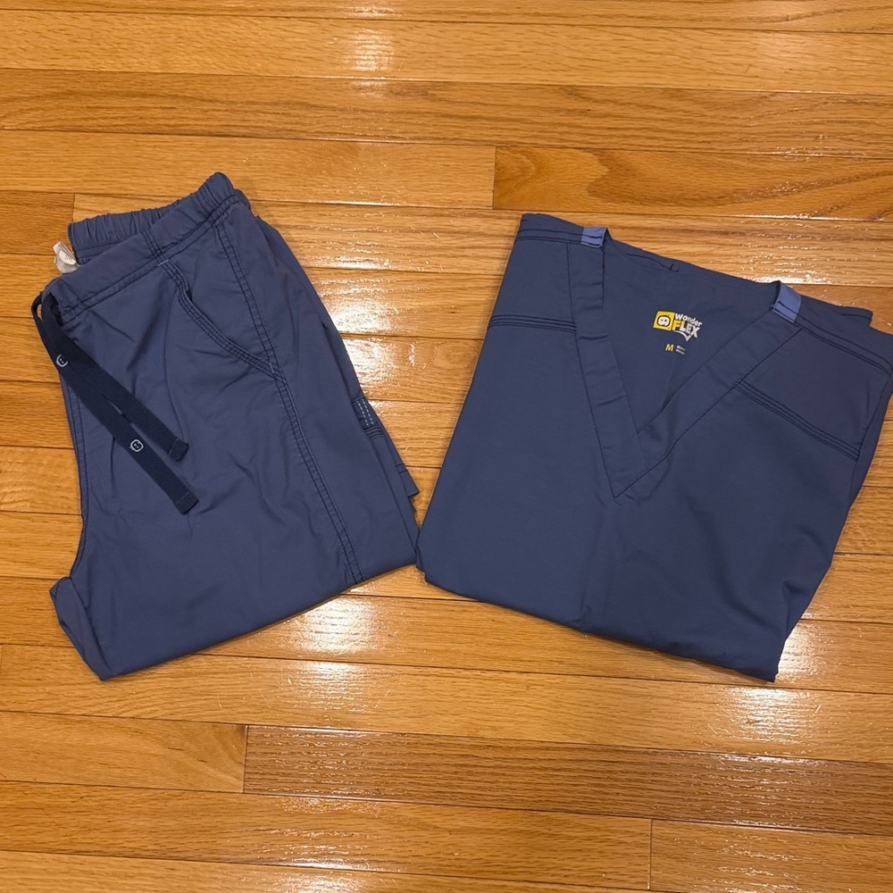 Women’s blue Wonderwink scrub set